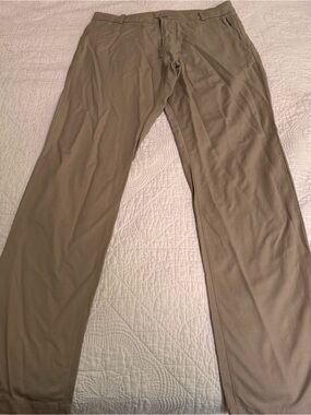 lululemon athletica Men's Chino Pants in Olive Tan